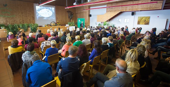 Immer noch ein Star. Toni Innauer sprach im Saal der LLA Lienz vor rund 200 Zuhörern. Fotos: Brunner Images.