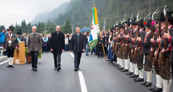 Die Bürgermeister Andreas Goller (Anras) und Bernhard Schneider (Assling) schreiten gemeinsam mit dem zuständigen Landesrat standesgemäß zur Straßeneröffnung der Umfahrung Mittewald. Fotos: Brunner Images 