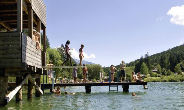 t-strandbad-tristacher-see_sprungturm-mit-Kinder_-fotoquelle_deinbergtirol