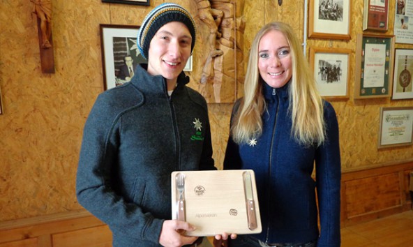 Manuela Weitlaner gratuliert dem "ausender" Michael Wieser aus Strassen.