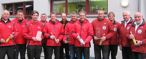 Links: SV Nussdorf-Debant mit Harald Walchensteiner, Hermann Mitteregger, Bernhard Lenzhofer, Peter Walchensteiner. Mitte: TSU Raika Oberlienz mit Roman Pichlkostner, flankiert von Präsidenten Siegfried Schatz, Wilfried Lercher, Reinfried Ragger. Rechts: 1.OEV Lienz mit Gerhard Ploner jun., Horst Mairginter, Gerhard Ploner, Willi Ploner.