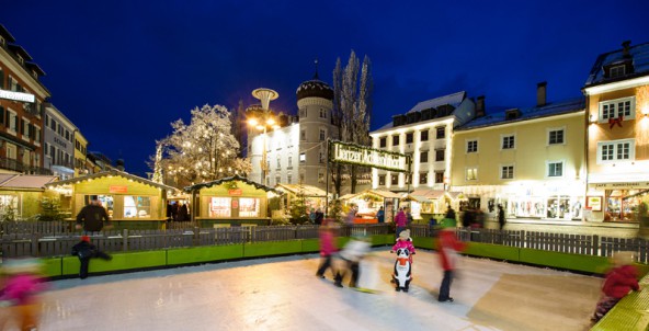 Hauptplatz-mit-Eisbahn