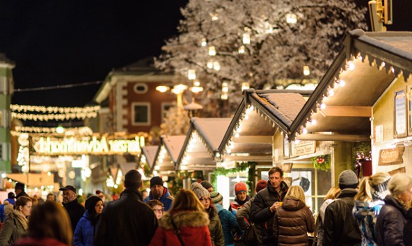 Vorne der romantisch leuchtende Hauptplatz, hinten die illuminierte Andrä-Kranz-Gasse. Das Gerangel um die Beleuchtung zu Weihnachten zeigt Gräben zwischen einigen Anrainern auf. Foto: Expa/Gruber