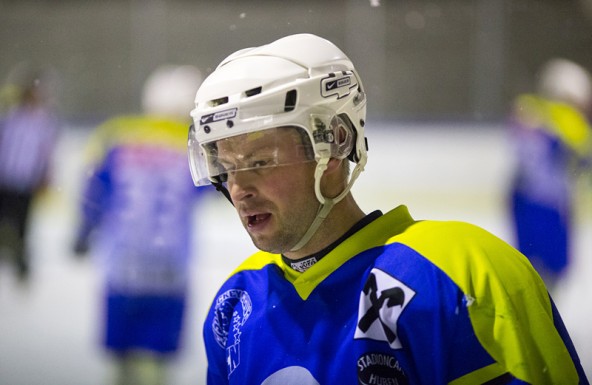 Im Februar dieses Jahres lief Jiri Broz noch für den UHCR Huben auf´s Eis. Jetzt nimmt er auf der Trainerbank der Lienzer Eislöwen Platz. Foto: Expa/Groder