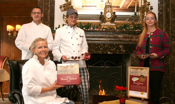 Werner Gruber, Melitta Glanzl, Ernst Joast und Iris Rampitsch vom Stadtmarketing trafen sich am Kamin des Grandhotels zur Konfektpräsentation. Foto: Stadt Lienz/Lenzer Lebzelt-am-Kamin