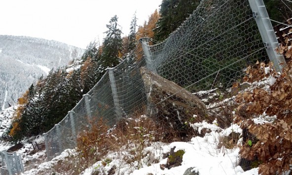 Rechts im Bild erkennt man gut den riesigen Steinbrocken, der bereits 300 Meter talwärts donnerte bevor ihn das Netz auffing.  Land Tirol/Baubezirksamt Lienz