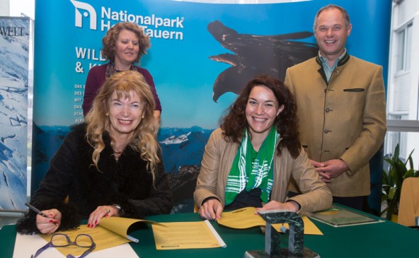 Von links: Gym-Direktorin Ursula Strobl, Renate Hölzl, Landesrätin Ingrid Felipe und Nationalparkdirektor Hermann Stotter bei der Unterzeichnung des Partnervertrages. Foto: Brunner Images