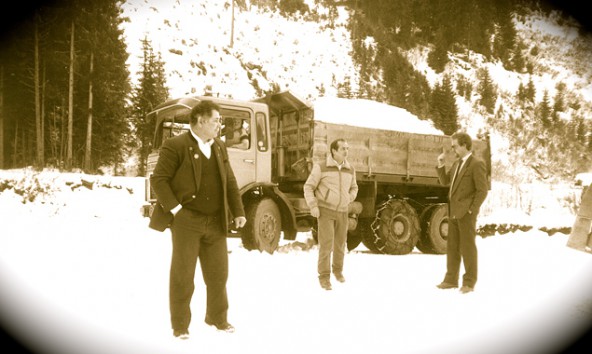 Die Geburtsstunde des Biathlonbooms in Obertilliach: 1984 verkaufen die Tilliacher ihren Schnee nach Salzburg. Von links der damalige Bürgermeister Hans Scherer und die TVB-Mitarbeiter Josef und Uli Goller. Foto: Forum Land