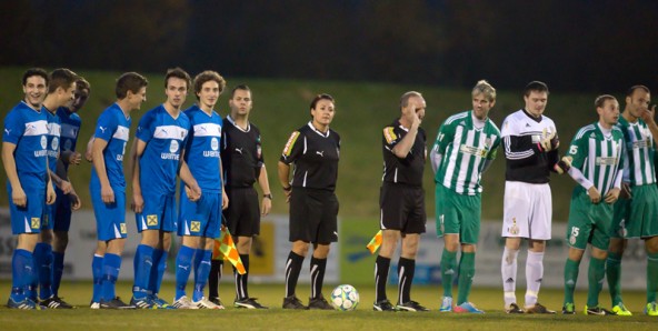 Schiedsrichterin Tanja Hausott stand nicht nur beim Anpfiff im Mittelpunkt. Sie zeigte 2 x auf den Elferpunkt und zeigte Radenthein Goalie Michor die Rote. Fotos: Brunner Images