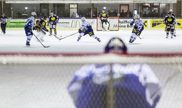 Zu Beginn des Spieles war die Welt in der Hubener Eisarena noch in Ordnung. Fotos: Expa/Groder 