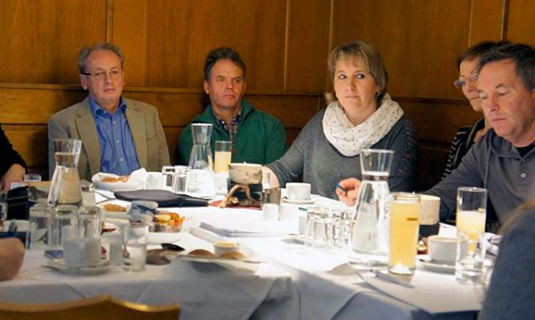 Klaus Steiner, Christoph Köll, Maria Niederegger, Traudl Staller-Mattersberger und Martin Wibmer (von links) beim Pressefrühstück der Matreier Liste. Foto: Albert Niederegger