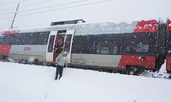 Bei Tassenbach hieß es für die Passagiere der OEBB nach einem schneebedingten Oberleitungsschaden: "Alles aussteigen". Fotos: Brunner Images