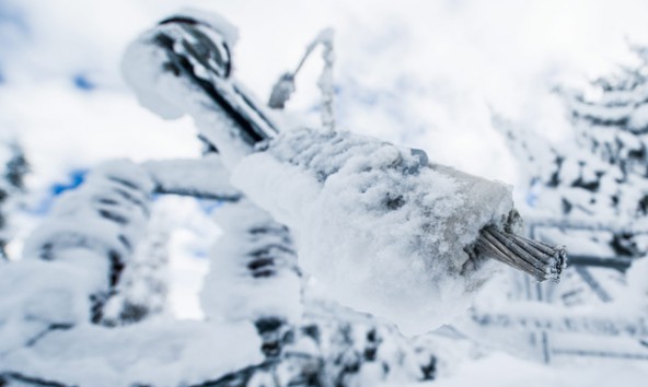 Ein massiver Schneeschaden unterbrach zum Beispiel auch die Leitung im Defereggental. Foto: Michael Gruber