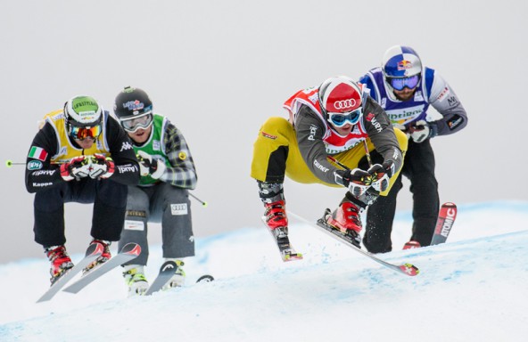 Zwei Tage lang kämpfte die Elite der Skicrosser in Innichen um Weltcuppunkte. Im Bild das Achtelfinale der Herren mit Daniel Bohnacker (GER, red), Brady Leman (CAN, green), John Teller (USA, blue) und Marco Tomasi (ITA, yellow).