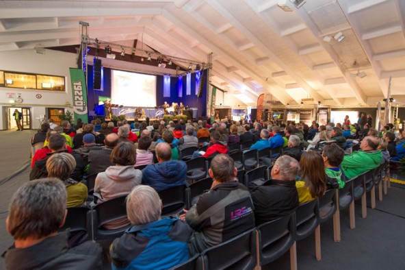 Rund 350 Besucher kamen zum Auftalt des 1. Austria Skitourenfestivals in die Lienzer Dolomitenhalle. Fotos: Expa/Michael Gruber