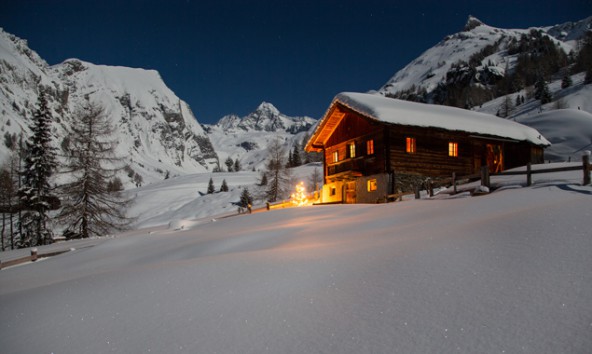 Dieses wunderschöne Weihnachtsbild mit dem Großglockner im Hintergrund stammt hans Groder/Expa Pictures.