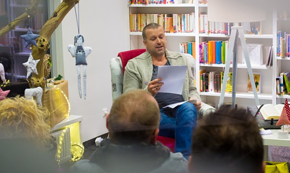 Vor kurzem las Bernhard Aichner "im Schaufenster" der Lienzer Stadtbücherei. Foto: Brunner Images