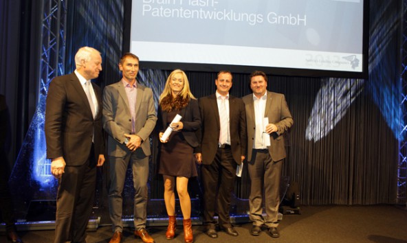 Michael Eder (2.v.l.) und Verena Eder-Zanier bei der Preisverleihung in Innsbruck. Foto: Wirtschaftsblatt