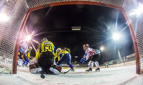 Der Puck auf dem Weg in den Drahtkasten von Althofen aus der Sicht der Torkamera. Fotos: Brunner Images