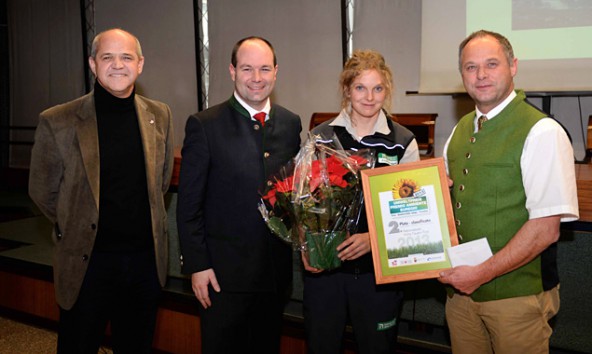 Bei der Preisverleihung von links: Kurt Kapeller (Abt. Umwelt Land Tirol), Wolfgang Syrowatka (Verbund), Nationalpark-Rangerin Anna Brugger, Nationalparkdirektor Hermann Stotter. Foto: Nationalpark