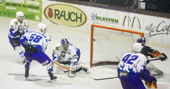 Der exzellent disponierte Huben-Goalie Thomas Valtiner musste in diesem Match nur einmal den Drahtkasten ausräumen. Fotos: Brunner Images