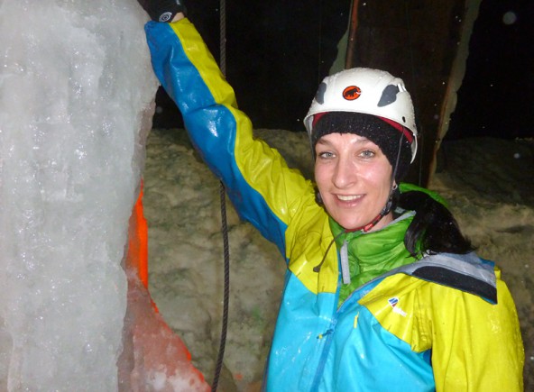 Melanie Glaznig aus Spittal ist frischgebackene – und "platschnasse" – Staatsmeisterin im Eisklettern. Fotos (2): Sepp Lederer