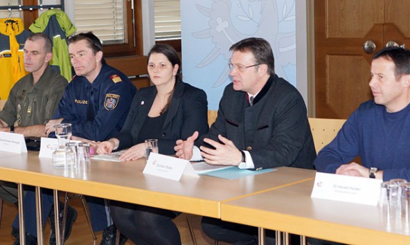 Die Einsatzleitung rund um Bezirkshauptfrau Olga Reisner gab gemeinsam mit Landeshauptmann Günther Platter eine Pressekonferenz zur Lage.