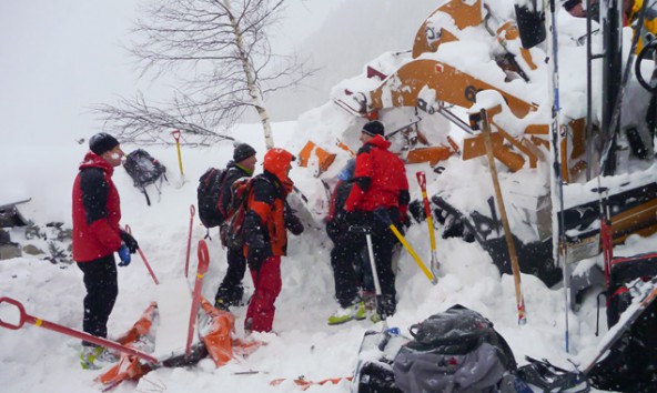 Einsatzkräfte in Innervillgraten bei der Bergung des tödlich verunglückten Radladerfahrers. Foto: Brunner Images