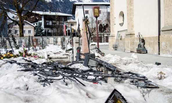 "Es sieht aus wie auf einem Schlachtfeld", berichtet Pfarrer, allerdings könne man die Höhe des Schadens noch nicht beziffern. Foto: Brunner Images