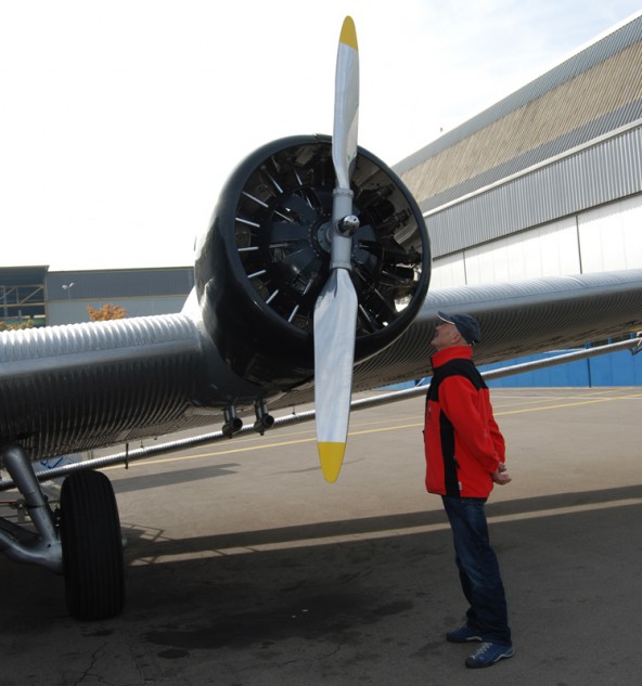 Friedl Berger begutachtet den Sternmotor BMW 132a, bevor 10 Mann der Bergrettung im Schweizer Dübendorf zu einem Flug mit der "Tante Ju" aufbrechen. Fotos: Bergrettung Prägraten