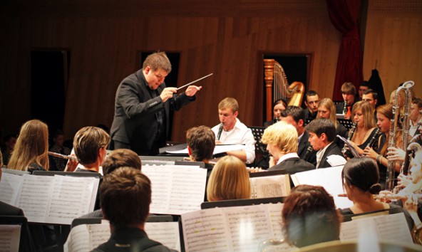 Bei ihrem ersten Auftritt im Stadtsaal präsentieren die Musiker der Bläserphilharmonie Osttirol unter anderem Werke von Gustav Holst, Modest Mussorgsky und Sergej Prokofieff. Fotos: Stadtkultur Lienz