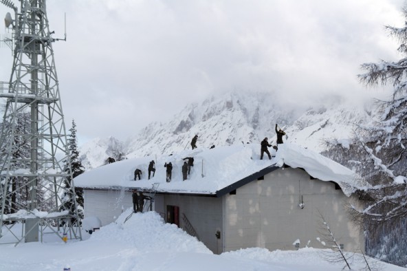 Die Soldaten der ersten Kompanie beseitigen die hohe Schneedecke auf der Sendeanlage des Rauchkofel. Foto: Oberwachtmeister Franz Faustini