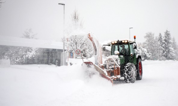 Seit den starken Schneefällen sind die Mitabeiter des Maschinenring rund um die Uhr mit Räumarbeiten beschäftigt, um die Sicherheit wiederherzustellen. Foto: Expa/Hans Groder