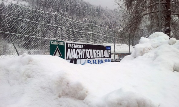 Nicht nur das Plakat, auch der Lauf in Tristach würde im Schnee versinken. Daher wurde das sportliche Event auf 14. März verlegt. Foto: Organisationskomitee Nachttourenlauf