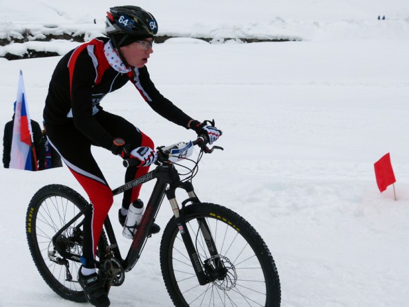 Mit über einer Minute Vorsprung stieg Michael Singer auf das Mountainbike, auf dem es ihm vorerst gelang, seine Führung zu verteidigen. Fotos: Elisabeth Singer