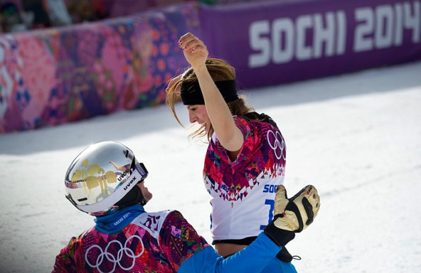 Gemeinsamer Jubel! Goldmedaillen-Gewinnerin Julia Dujmovits gratuliert Benjamin Karl nach dem Rennen.