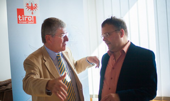 Bruno Wallnöfer und Gerald Hauser diskutieren beim Energiegipfel in Lienz. Das Thema ist vermutlich Natura 2000.