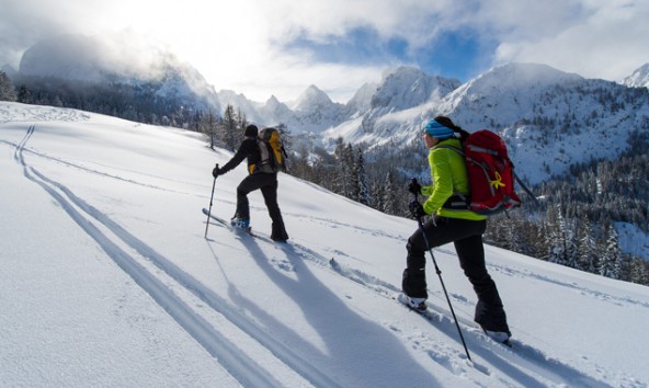 Besonders in Höhenlagen über 2300 Meter sollten Tourengeher auf die Gefahr von Gleitschneelawinen achten. Foto: Expa/Michael Gruber