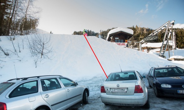 Über diese Geländekante stürzte der Bub auf die Autos auf dem darunter liegenden Parkplatz. Foto: Brunner Images