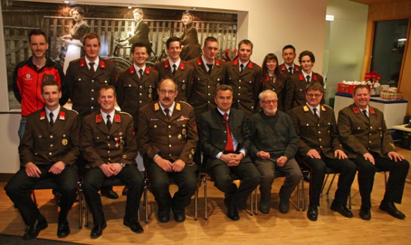 Zahlreiche Ehrengäste und die beförderten Feuerwehrleute erschienen zur 111. Jahreshauptversammlung der FF Hopfgarten. Foto: FF Hopfgarten