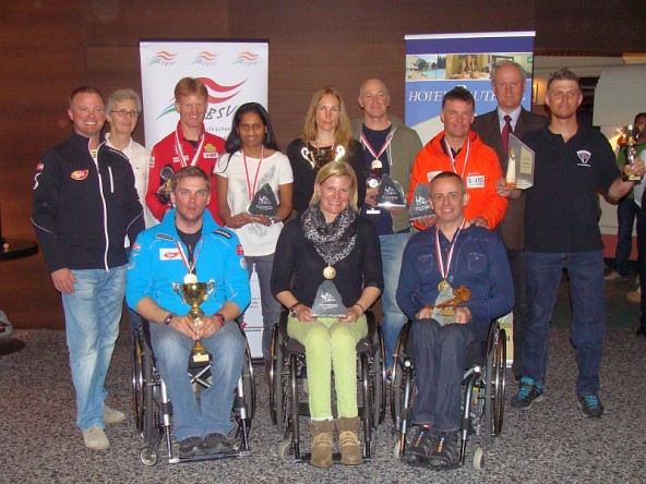 Alle Tiroler Meister, darunter Christina Obwexer (1. Reihe, Mitte) gemeinsam mit Landessportwartin Gisela Danzl, Bezirkshauptmann-Stellvertreter Karl Lamp, Landesreferent des Tiroler Behindertensportverbandes Martin Harucksteiner.