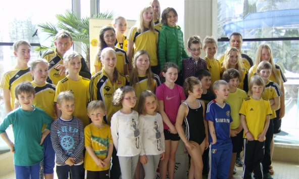 Die 27 Athleten der Schwimmunion Osttirol beim Tiroler Tigas-Schwimmcup 2014 im Dolomitenbad Lienz. Foto: SU Osttirol