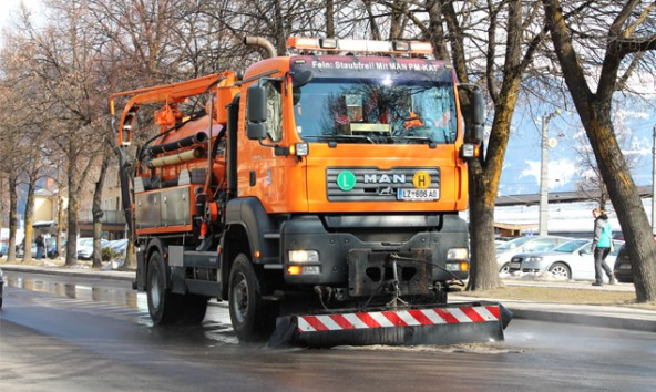 Mit einem 100 Bar-Hochdruckwaschbalken sorgt derzeit der Schlammsaugwagen der Stadtgemeinde Lienz für saubere Straßen. Foto: Stadt-Lienz/Lenzer  