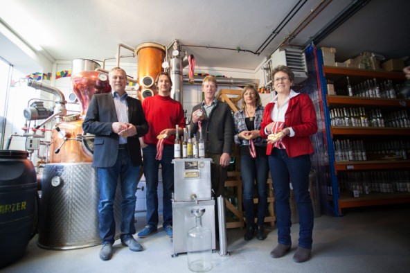 Die erfolgreichen Osttiroler Schnapsbrenner mit ihren Produkten und Auszeichnungen, v.l.: Josef Mair, Rudolf Schwarzer, Adolf Berger, Elke Obkircher, Martina Kuenz. Foto: Dolomitenstadt/Egger