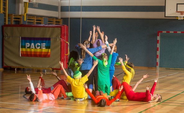 Die Regenbogenfahne war ein wichtiger Teil der Aufführung. Fotos: Brunner Images