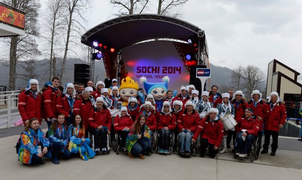 Österreichs Paralympics-Team im Paralympischen Dorf auf 1320 m Seehöhe. Foto: Franz Baldauf