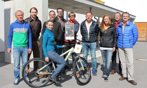 "Im Radl" spenden die Lienzer Radgeschäfte jährlich ein Bike für einen guten Zweck. Heuer stellte Gernot Strohmaier von "Radservice Gernot" (3. v. l.) dem SOS-Kinderdorf ein Jugendbike zur Verfügung. Foto: Stadtmarketing