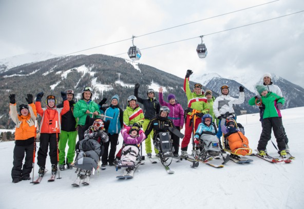 Schüler, Lehrer und Begleitpersonen mit dem neuen "Dualski". Die restlichen Sportgeräte stammen vom Behindertensport Tirol. Fotos: Expa/Groder