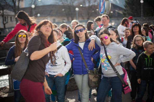 Gemeinsam mit Stadtführerin Evelin Gander freuten sich die Kinder über die Sonnenstrahlen in der Dolomitenstadt. Fotos: Dolomitenstadt/Egger