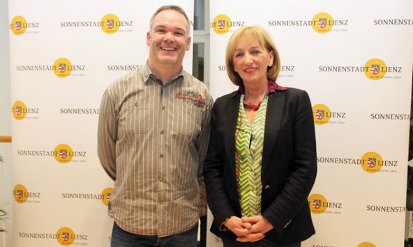 Martin Strasser, Obmann des Behindertenbeirats, und Initiatorin Christine Rennhofer-Moritz appellieren an Menschen mit Beeinträchtigung, ihre Wünsche und Anregungen an behindertenbeirat@stadt-lienz.at zu schicken. Foto: Stadt Lienz/Lenzer